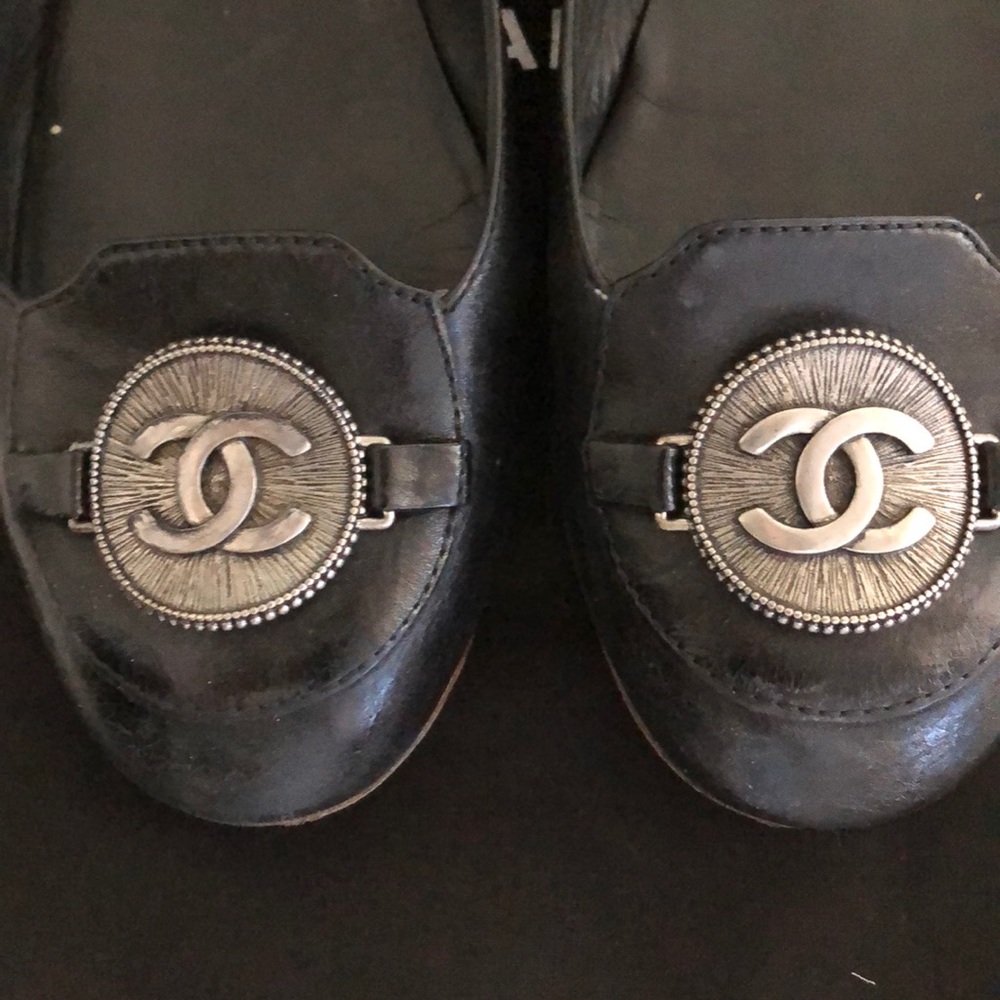 CHANEL classic ballerina flat w iconic metal logo - Picture 4 of 11